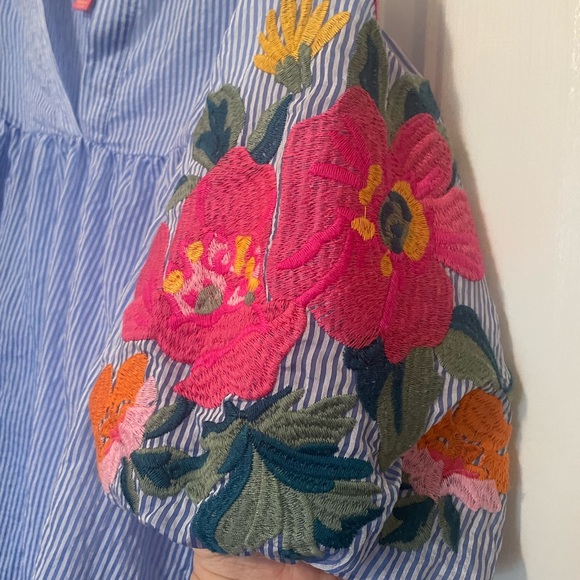 THML embroidered sleeve top - size small - Picture 2 of 4